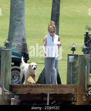 Exclusif !! Laura Norman et une amie jouent avec ses chiens pendant qu'ils travaillent sur l'un des trois bateaux. La légende du golf Greg Norman et sa femme ont récemment appelé leur mariage quits. Jupiter, FL 05/18/06 Banque D'Images