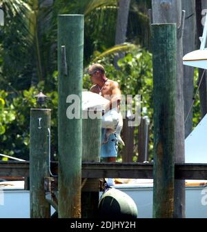 Exclusif !! Laura Norman et une amie jouent avec ses chiens pendant qu'ils travaillent sur l'un des trois bateaux. La légende du golf Greg Norman et sa femme ont récemment appelé leur mariage quits. Jupiter, FL 05/18/06 Banque D'Images