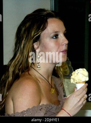 Britney Spears s'est arrêté pour la glace à Baskin Robbins avant d'aller voir 'Ring 2' au cinéma. Federline a emprunté $10 d'un photographe pour acheter la glace et a donné le changement. Notez l'étrange décoloration sur le côté droit du visage de Britney. Destin FL, 4/14/05 [[tag]] Banque D'Images