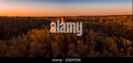 Vue aérienne sur le château de Turaida et la rivière Gauja au coucher du soleil à Sigulda, Lettonie. Banque D'Images