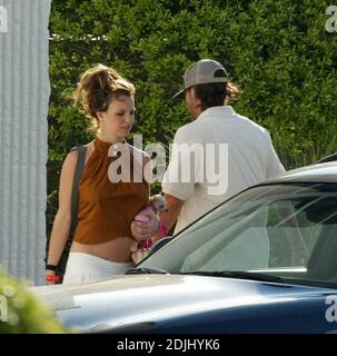 Grossesse Britney Spears aide à charger la voiture comme elle quitte son destin FL retraite. Le couple s'est arrêté à Blockbuster pour retourner quelques DVD et a ensuite craché à son jet d'attente. 4/15/05 [[tag]] Banque D'Images