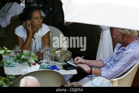 Exclusif !! Boris Becker passe la journée de Pâques avec sa famille à Miami Beach. La star du tennis a porté le sac à main de sa femme de l'église et a ensuite tout traité à un déjeuner au champagne, 3/27/05 Banque D'Images