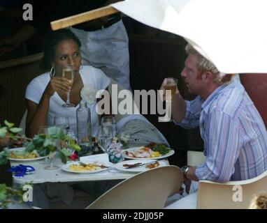 Exclusif !! Boris Becker passe la journée de Pâques avec sa famille à Miami Beach. La star du tennis a porté le sac à main de sa femme de l'église et a ensuite tout traité à un déjeuner au champagne, 3/27/05 Banque D'Images