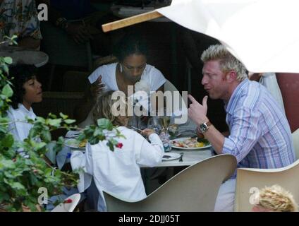 Exclusif !! Boris Becker passe la journée de Pâques avec sa famille à Miami Beach. La star du tennis a porté le sac à main de sa femme de l'église et a ensuite tout traité à un déjeuner au champagne, 3/27/05 Banque D'Images