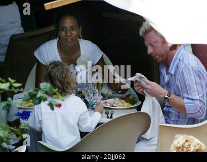 Exclusif !! Boris Becker passe la journée de Pâques avec sa famille à Miami Beach. La star du tennis a porté le sac à main de sa femme de l'église et a ensuite tout traité à un déjeuner au champagne, 3/27/05 Banque D'Images