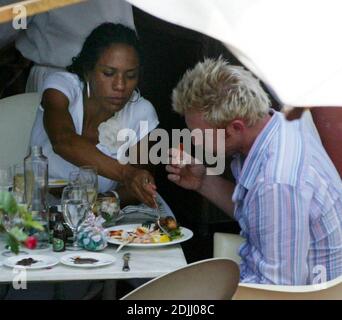 Exclusif !! Boris Becker passe la journée de Pâques avec sa famille à Miami Beach. La star du tennis a porté le sac à main de sa femme de l'église et a ensuite tout traité à un déjeuner au champagne, 3/27/05 Banque D'Images