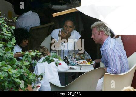 Exclusif !! Boris Becker passe la journée de Pâques avec sa famille à Miami Beach. La star du tennis a porté le sac à main de sa femme de l'église et a ensuite tout traité à un déjeuner au champagne, 3/27/05 Banque D'Images