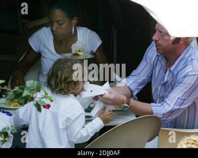 Exclusif !! Boris Becker passe la journée de Pâques avec sa famille à Miami Beach. La star du tennis a porté le sac à main de sa femme de l'église et a ensuite tout traité à un déjeuner au champagne, 3/27/05 Banque D'Images