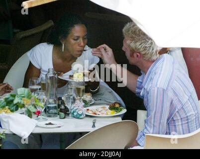 Exclusif !! Boris Becker passe la journée de Pâques avec sa famille à Miami Beach. La star du tennis a porté le sac à main de sa femme de l'église et a ensuite tout traité à un déjeuner au champagne, 3/27/05 Banque D'Images