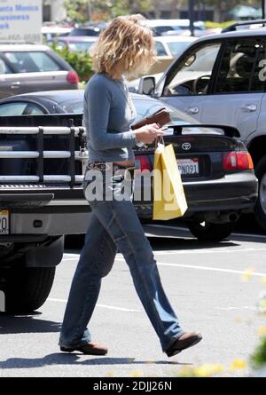 Exclusif !! L'actrice Meg Ryan a vérifié que sa fermeture éclair ne volait pas bas lors d'un récent voyage shopping à Santa Monica, Californie. 4/11/05 [[rac]] Banque D'Images