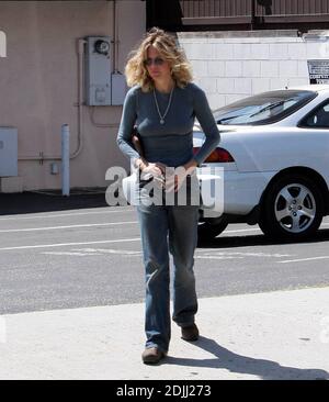 Exclusif !! L'actrice Meg Ryan a vérifié que sa fermeture éclair ne volait pas bas lors d'un récent voyage shopping à Santa Monica, Californie. 4/11/05 [[rac]] Banque D'Images