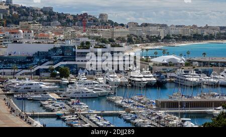 Vue sur le port de plaisance avec Palais des Festivals, Cannes, Alpes-Maritimes, Provence-Alpes-Côte d'Azur, France Banque D'Images