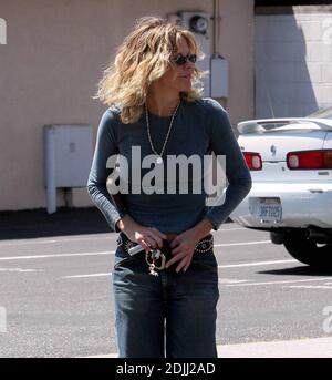 Exclusif !! L'actrice Meg Ryan a vérifié que sa fermeture éclair ne volait pas bas lors d'un récent voyage shopping à Santa Monica, Californie. 4/11/05 [[rac]] Banque D'Images