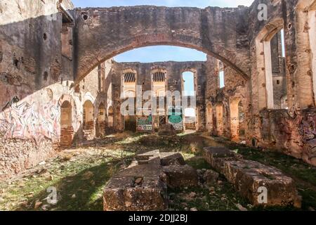 Décembre 14, 2020: Décembre 14, 2020 (Nerja, Maro) dans la région de Nerja, ville de Malaga est abandonnée l'ancienne usine de sucre et de moulin à sucre. Il se composait de l'usine de sucre et d'autres alcools. Il a également été formé par un grand groupe de bâtiments industriels, une cheminée avec deux spirales de briques entrelacées, la distillerie, une piscine ovale crédit: Lorenzo Carnero/ZUMA Wire/Alamy Live News Banque D'Images