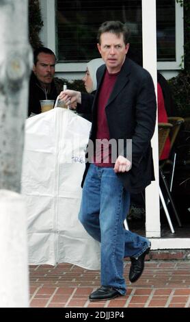 Exclusif !! Michael J Fox et la femme Tracy Polan Shop à Fred Segal à Los Angeles, ca. Fox, qui souffre de la maladie de Parkinson, a eu des tremblements visibles et a gardé ses mains dans ses poches la plupart du temps. 5/3/06 [[rac]] Banque D'Images