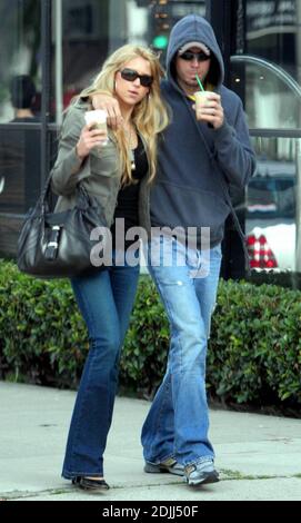 Anna Kournikova et Enrique Iglesias se promènent en amoureux dans Los Angeles, Californie. Anna s'est cousue sous le bras d'Enrique pendant qu'ils marchaient, portant des jeans et des lunettes de soleil assortis. 4/7/05 Banque D'Images