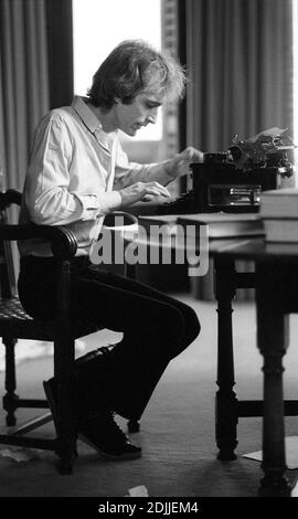 Robin Gibb faisant la vidéo pour sa version unique 'Juliet' 03/1983 Banque D'Images