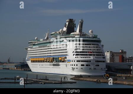 Explorer of the Seas, un bateau de croisière de classe Voyager détenu et exploité par Royal Caribbean International, à quai à Southampton pendant le Covid-19 viru Banque D'Images