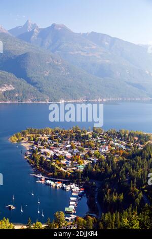 Kaslo est un village de la région de West Kootenay, en Colombie-Britannique, au Canada, situé sur la rive ouest du lac Kootenay. Vue du point de vue de Kaslo Banque D'Images