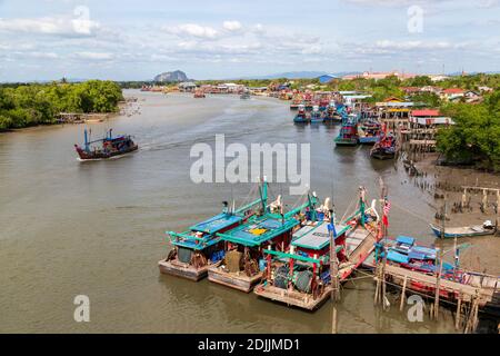 Kuala Kedah, Malaisie - 9 janvier 2020 : vue sur les bateaux de pêche de la rivière Kedah et Kuala Kedah un mukim et une circonscription parlementaire à Kota Setar Di Banque D'Images