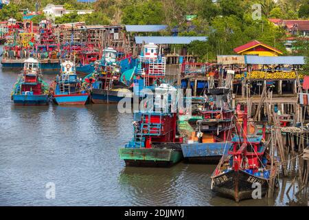 Kuala Kedah, Malaisie - 9 janvier 2020 : vue sur les bateaux de pêche de la rivière Kedah et Kuala Kedah un mukim et une circonscription parlementaire à Kota Setar Di Banque D'Images