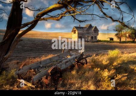 Maison de ferme abandonnée et d'une familiale. Près de The Dalles, Oregon Banque D'Images