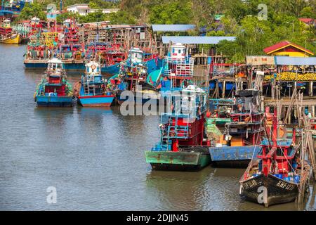 Kuala Kedah, Malaisie - 9 janvier 2020 : vue sur les bateaux de pêche de la rivière Kedah et Kuala Kedah un mukim et une circonscription parlementaire à Kota Setar Di Banque D'Images