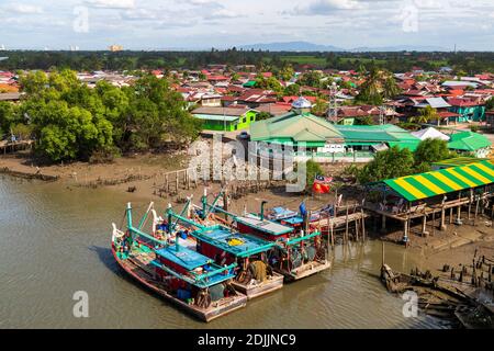 Kuala Kedah, Malaisie - 9 janvier 2020 : vue sur les bateaux de pêche de la rivière Kedah et Kuala Kedah un mukim et une circonscription parlementaire à Kota Setar Di Banque D'Images