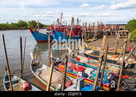 Kuala Kedah, Malaisie - 9 janvier 2020 : vue sur les bateaux de pêche de la rivière Kedah et Kuala Kedah un mukim et une circonscription parlementaire à Kota Setar Di Banque D'Images