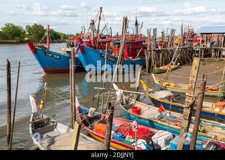 Kuala Kedah, Malaisie - 9 janvier 2020 : vue sur les bateaux de pêche de la rivière Kedah et Kuala Kedah un mukim et une circonscription parlementaire à Kota Setar Di Banque D'Images