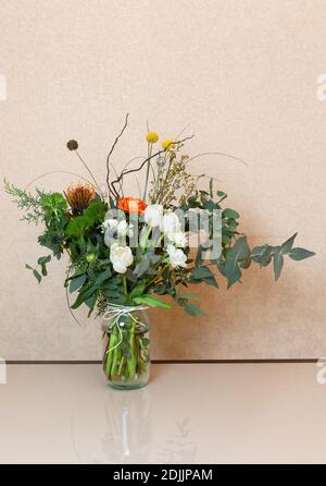 Un beau designer élégant et spacieux bouquet de fleurs d'hiver avec des décorations de Noël est sur la table. Il est composé d'eucalyptus, ranunculus, Banque D'Images