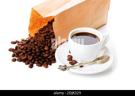 tasse à espresso et boîte de grains de café. concept good morning. composition sur fond blanc Banque D'Images