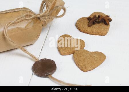 Biscuits au pain d'épice noués avec de la ficelle et des épices. Sur les panneaux peints en blanc. Filmé d'en haut. Banque D'Images