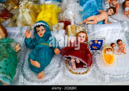 14 décembre 2020, LA PAZ, BOLIVIE: Figurine de bébé Jésus (appelé Niño en espagnol) pour les scènes de nativité portant un masque facial et des vêtements de protection contre le coronavirus Covid 19 en vente sur un marché de Noël. Les scènes de Nativité sont une décoration de Noël importante dans les maisons et les lieux publics en Amérique latine, et aussi en Espagne (d'où vient la tradition). Un grand nombre de figurines pour les scènes de nativité sont vendues sur les marchés de Noël; niños portant une protection contre le coronavirus Covid 19 sont une nouvelle option cette année aux côtés de niños habillés traditionnellement en raison de la pandémie. Banque D'Images