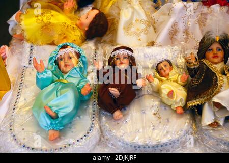 14 décembre 2020, LA PAZ, BOLIVIE: Figurines de bébé Jésus (appelées Niños en espagnol) pour des scènes de nativité portant des masques et des vêtements de protection contre le coronavirus Covid 19 en vente sur un marché de Noël. Les scènes de Nativité sont une décoration de Noël importante dans les maisons et les lieux publics en Amérique latine, et aussi en Espagne (d'où vient la tradition). Un grand nombre de figurines pour les scènes de nativité sont vendues sur les marchés de Noël; niños portant une protection contre le coronavirus Covid 19 sont une nouvelle option cette année aux côtés de niños habillés traditionnellement en raison de la pandémie. Banque D'Images