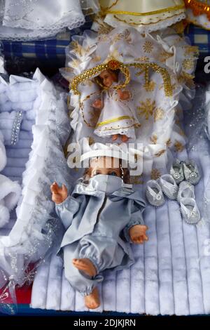 14 décembre 2020, LA PAZ, BOLIVIE: Figurine de bébé Jésus (appelé Niño en espagnol) pour les scènes de nativité portant un masque facial et des vêtements de protection contre le coronavirus Covid 19 en vente sur un marché de Noël. Les scènes de Nativité sont une décoration de Noël importante dans les maisons et les lieux publics en Amérique latine, et aussi en Espagne (d'où vient la tradition). Un grand nombre de figurines pour les scènes de nativité sont vendues sur les marchés de Noël; niños portant une protection contre le coronavirus Covid 19 sont une nouvelle option cette année aux côtés de niños habillés traditionnellement en raison de la pandémie. Banque D'Images