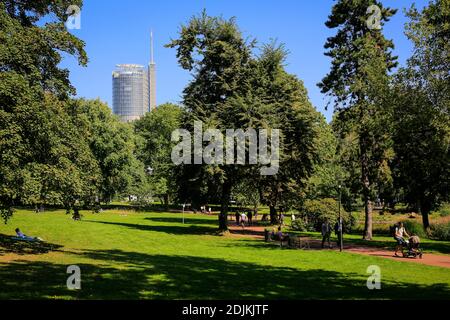 Essen, Rhénanie-du-Nord-Westphalie, région de la Ruhr, Allemagne, jardin de la ville d'Essen, paysage de parc avec tour RWE à l'occasion de la Essen 2017 capitale verte de l'Europe. Banque D'Images