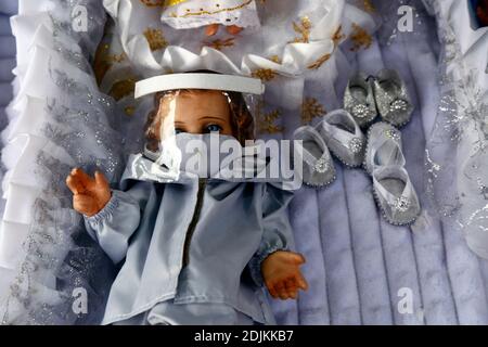 14 décembre 2020, LA PAZ, BOLIVIE: Figurine de bébé Jésus (appelé Niño en espagnol) pour les scènes de nativité portant un masque facial et des vêtements de protection contre le coronavirus Covid 19 en vente sur un marché de Noël. Les scènes de Nativité sont une décoration de Noël importante dans les maisons et les lieux publics en Amérique latine, et aussi en Espagne (d'où vient la tradition). Un grand nombre de figurines pour les scènes de nativité sont vendues sur les marchés de Noël; niños portant une protection contre le coronavirus Covid 19 sont une nouvelle option cette année aux côtés de niños habillés traditionnellement en raison de la pandémie. Banque D'Images