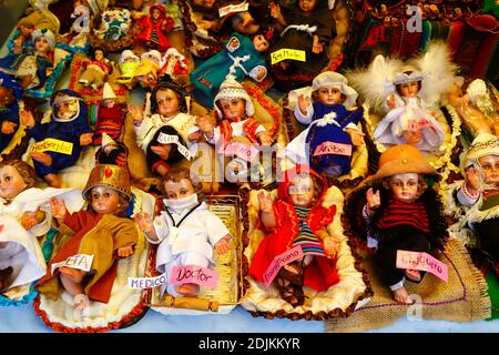 14 décembre 2020, LA PAZ, BOLIVIE : figurine de bébé Jésus (appelée Niño en espagnol) vêtue comme médecin et portant un masque chirurgical de protection contre le coronavirus Covid 19 en vente sur un marché de Noël. Les scènes de Nativité sont une décoration de Noël importante dans les maisons et les lieux publics en Amérique latine et aussi en Espagne (d'où vient la tradition). Un grand nombre de figurines pour les scènes de nativité sont vendues sur les marchés de Noël; niños portant une protection contre le coronavirus Covid 19 sont une nouvelle option cette année aux côtés de niños habillés traditionnellement en raison de la pandémie. Banque D'Images