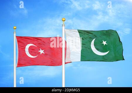 Turquie et Pakistan deux drapeaux sur les mâts et bleu nuageux ciel Banque D'Images