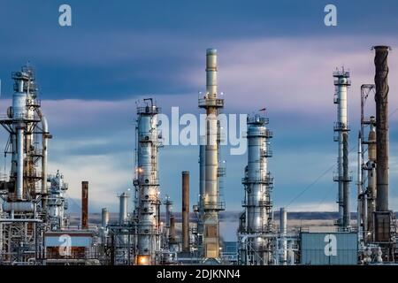 Raffinerie du SHC, fabrication d'essence Cenex et d'autres produits à partir de pétrole brut canadien, vue de la I-90 à Laurel, Montana, près de Billings, États-Unis [pas de propriété r Banque D'Images