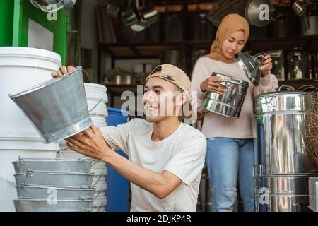 le propriétaire d'un magasin de produits ménagers vérifie le stock de marchandises dans la boutique Banque D'Images