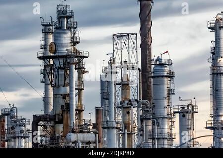 Raffinerie du SHC, fabrication d'essence Cenex et d'autres produits à partir de pétrole brut canadien, vue de la I-90 à Laurel, Montana, près de Billings, États-Unis [pas de propriété r Banque D'Images