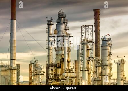 Raffinerie du SHC, fabrication d'essence Cenex et d'autres produits à partir de pétrole brut canadien, vue de la I-90 à Laurel, Montana, près de Billings, États-Unis [pas de propriété r Banque D'Images