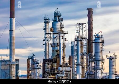 Raffinerie du SHC, fabrication d'essence Cenex et d'autres produits à partir de pétrole brut canadien, vue de la I-90 à Laurel, Montana, près de Billings, États-Unis [pas de propriété r Banque D'Images