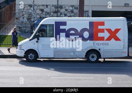 Los Angeles, CA / USA - 10 décembre 2020: Un camion de livraison diesel FedEx Express, construit comme une portée Isuzu, est montré garés sur une rue de la ville. Banque D'Images