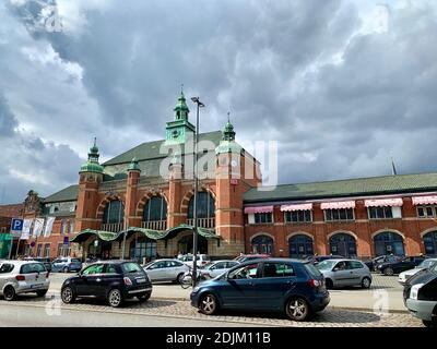 Voitures garées en face de la gare principale à Lübeck Banque D'Images