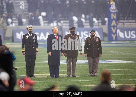 Le président américain Donald Trump représente l'hymne national au début du 121e match de football de l'Armée de terre et de la Marine au Michie Stadium le 12 décembre 2019 à West point, New York. Debout avec le président sont de gauche à droite: ADM. Sean Buck, surintendant de l'Académie navale des États-Unis, président Donald Trump, lieutenant-général Darryl Williams, surintendant de l'Académie militaire des États-Unis et président du général des chefs interarmées Mark Milley. Banque D'Images