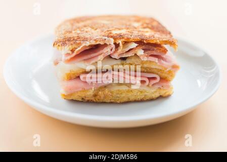 Sandwich monte cristo, vue sur la façade de la framboise Banque D'Images