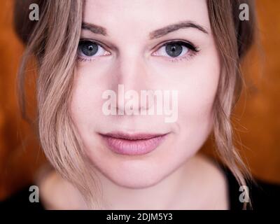 Belle jeune femme polonaise aux cheveux blonds et aux yeux bleus Banque D'Images